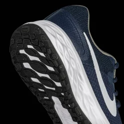 Revolution 6, Lopesko, Barn